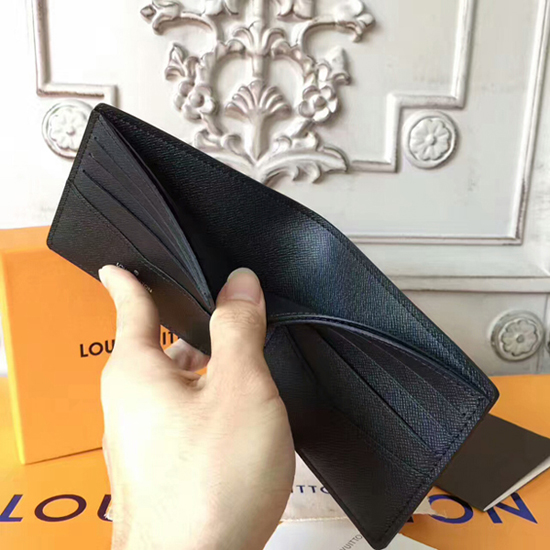 Louis Vuitton X Supreme Zippy Wallet. M67723. Black Epi Leather