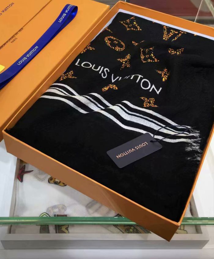 Écharpe imprimée grise Louis Vuitton, €611