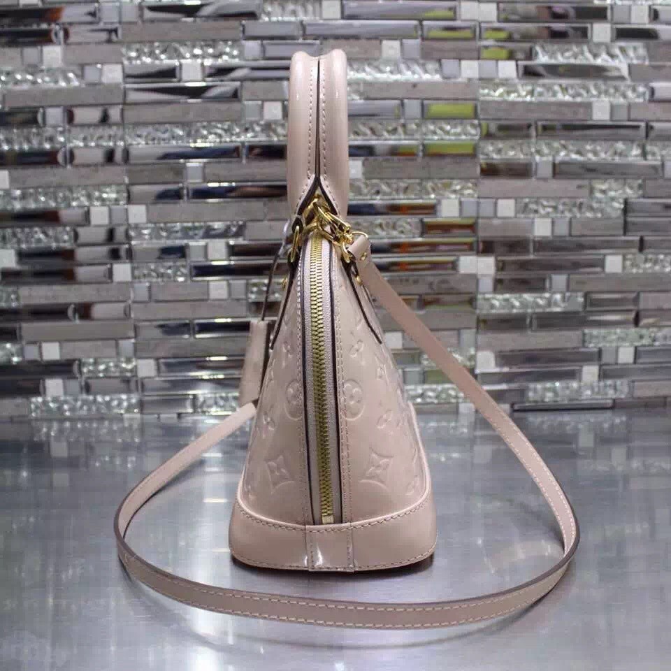 Replica Louis Vuitton Alma BB Bag bianca in vendita con un prezzo economico  nel negozio di borse false