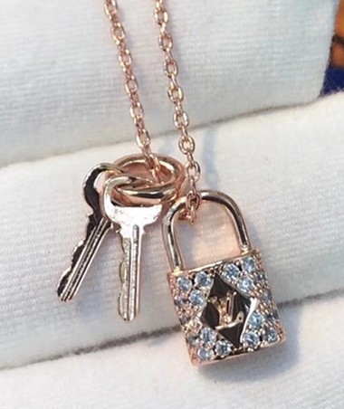 Comment être sûre que votre pendentif cadenas Louis Vuitton est authen –  theluxurystory
