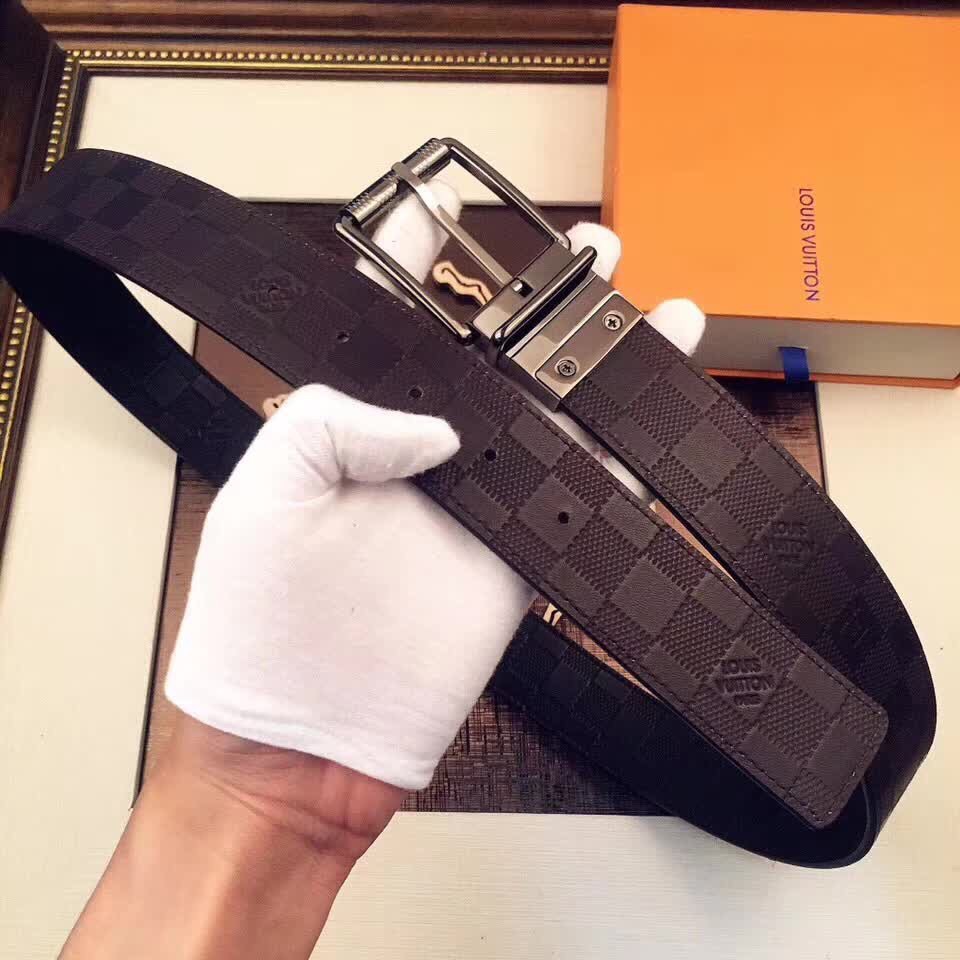 Réplica de cinturón con hebilla cuadrada de Louis Vuitton a la venta con  precio barato en la tienda de bolsos falsos