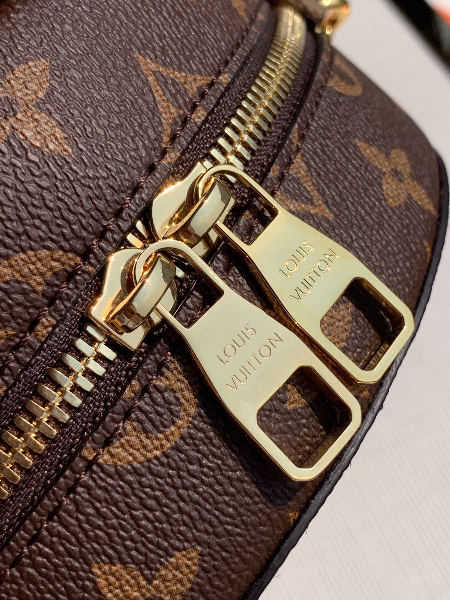 Réplica de bolso redondo de lona con monograma de Louis Vuitton Disney a la  venta con precio económico en la tienda de bolsos falsos
