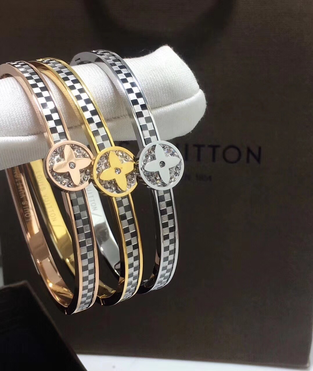 Replica Louis Vuitton Monogram Bloem Armband Goud Te Koop Met Goedkope  Prijs Bij Fake Bag Store