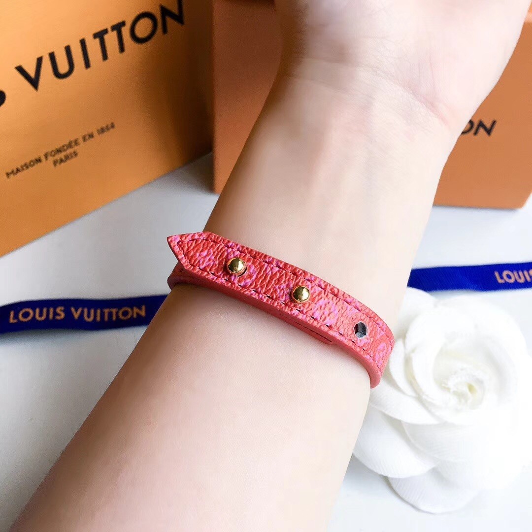Replica Louis Vuitton Logomania Monogram Leren Armband met LV Cirkel Roze  Te Koop Met Goedkope Prijs Bij Fake Bag Store