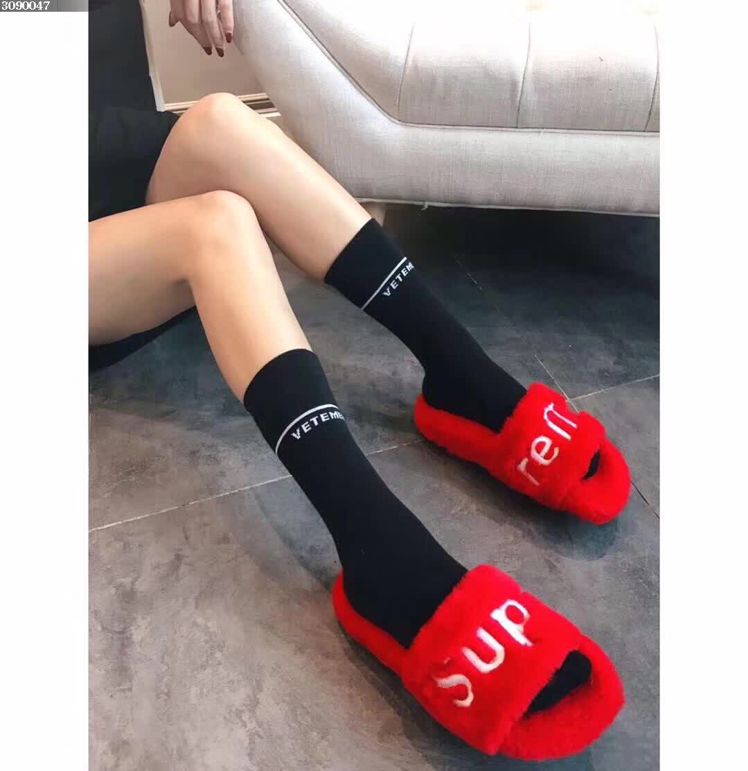 Réplica Louis Vuitton X Supreme Shearling Pantuflas Rojo A La