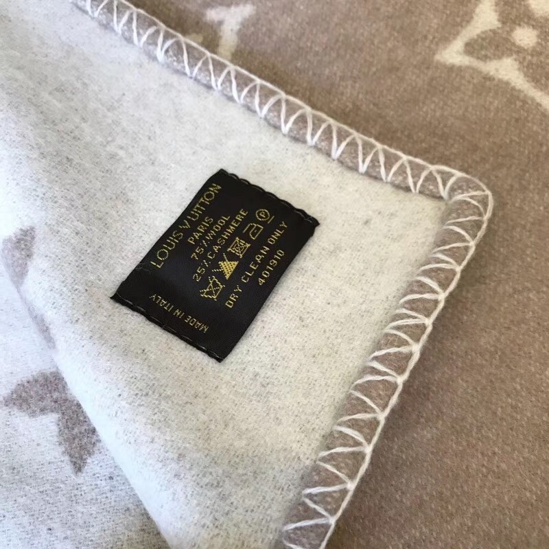 Shop Louis Vuitton Neo monogram blanket (M70439, M76828) by Lot