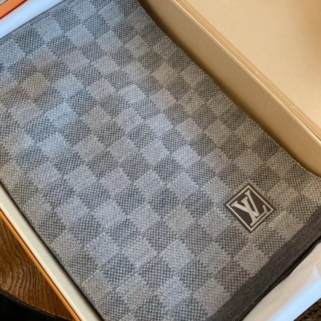 Écharpe imprimée grise Louis Vuitton, €623